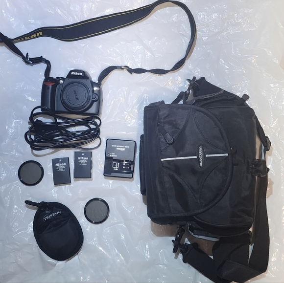 Nikon D40X DSLR Camera 2 batteries carrying bagpre-owned